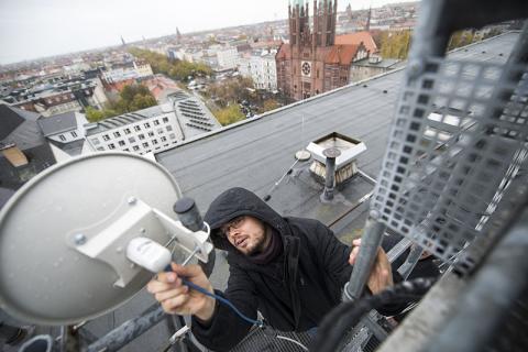 The Freifunk-Initiative installing Wifi-Antennas in Berlin-Kreuzberg in 2013. CC Boris Niehaus (JUST).